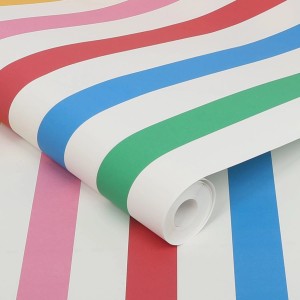 Joules Vliestapete Country Critters mit bunten Streifen (Regenbogenfarben) auf Weiß, gerollt.