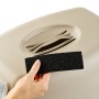 Detailaufnahme: Hand setzt Aktivkohlefilter in Rotho Katzentoilette Eco Bailey Cappuccino ein.