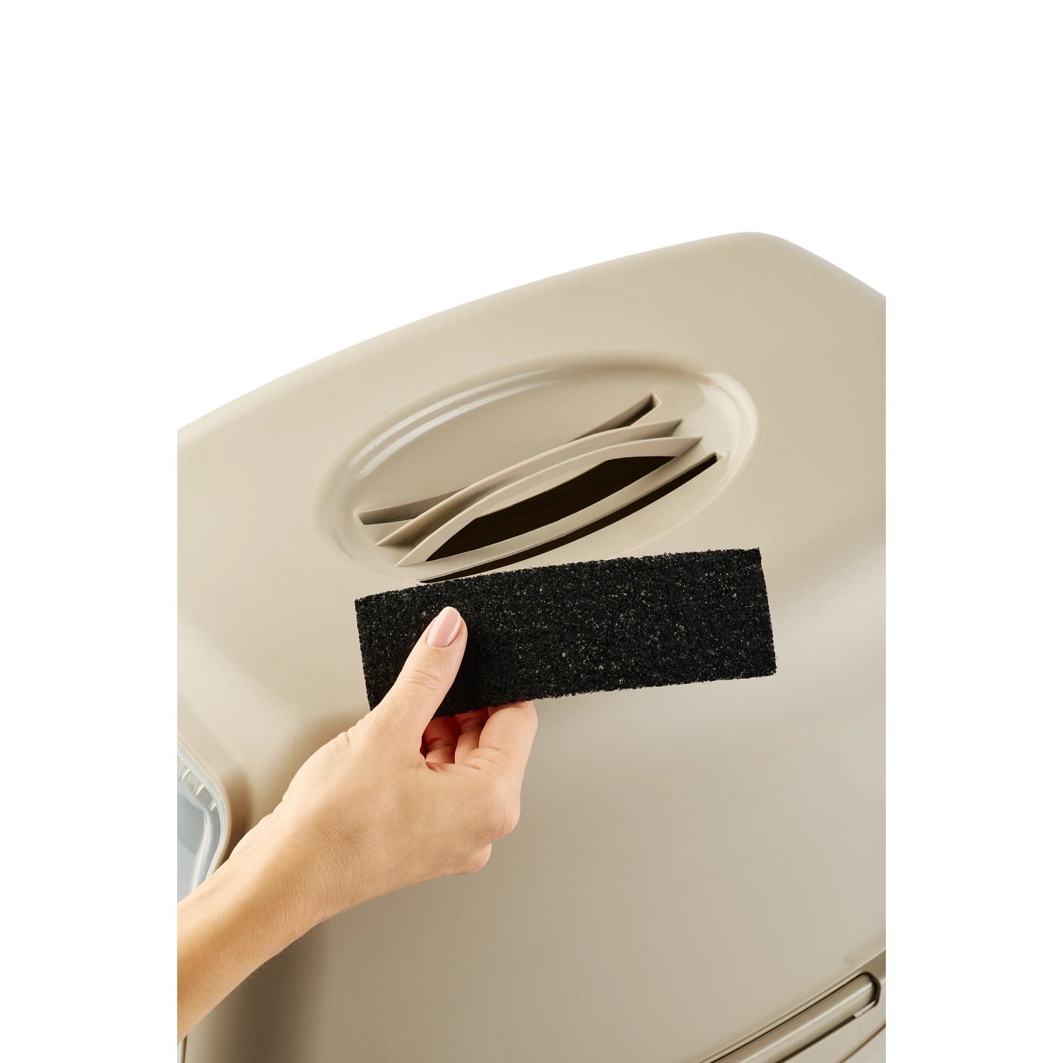 Detailaufnahme: Hand setzt Aktivkohlefilter in Rotho Katzentoilette Eco Bailey Cappuccino ein.
