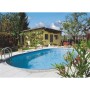 Ovaler Summer Fun Stahlwandpool FERRARA (525x320x120 cm) im Garten mit Leiter und blauer Poolfolie.