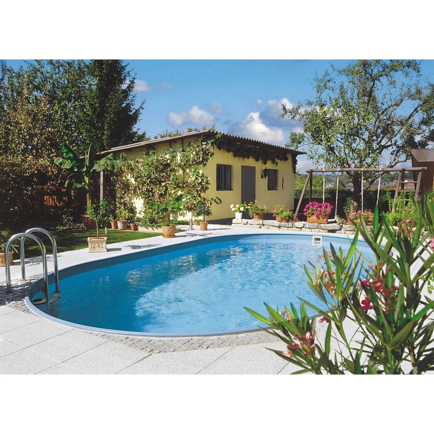 Ovaler Summer Fun Stahlwandpool FERRARA (525x320x120 cm) im Garten mit Leiter und blauer Poolfolie.