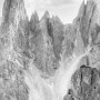 Komar Vlies Fototapete Peaks, Berglandschaft in Schwarz-Weiß, 100x250cm.