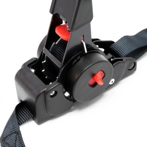 Detailansicht des schwarzen Wiltec Automatik Zurrgurts mit rotem Entriegelungshebel und Aufrollmechanik. Ideal für Ladungssicherung am Autoanhänger.