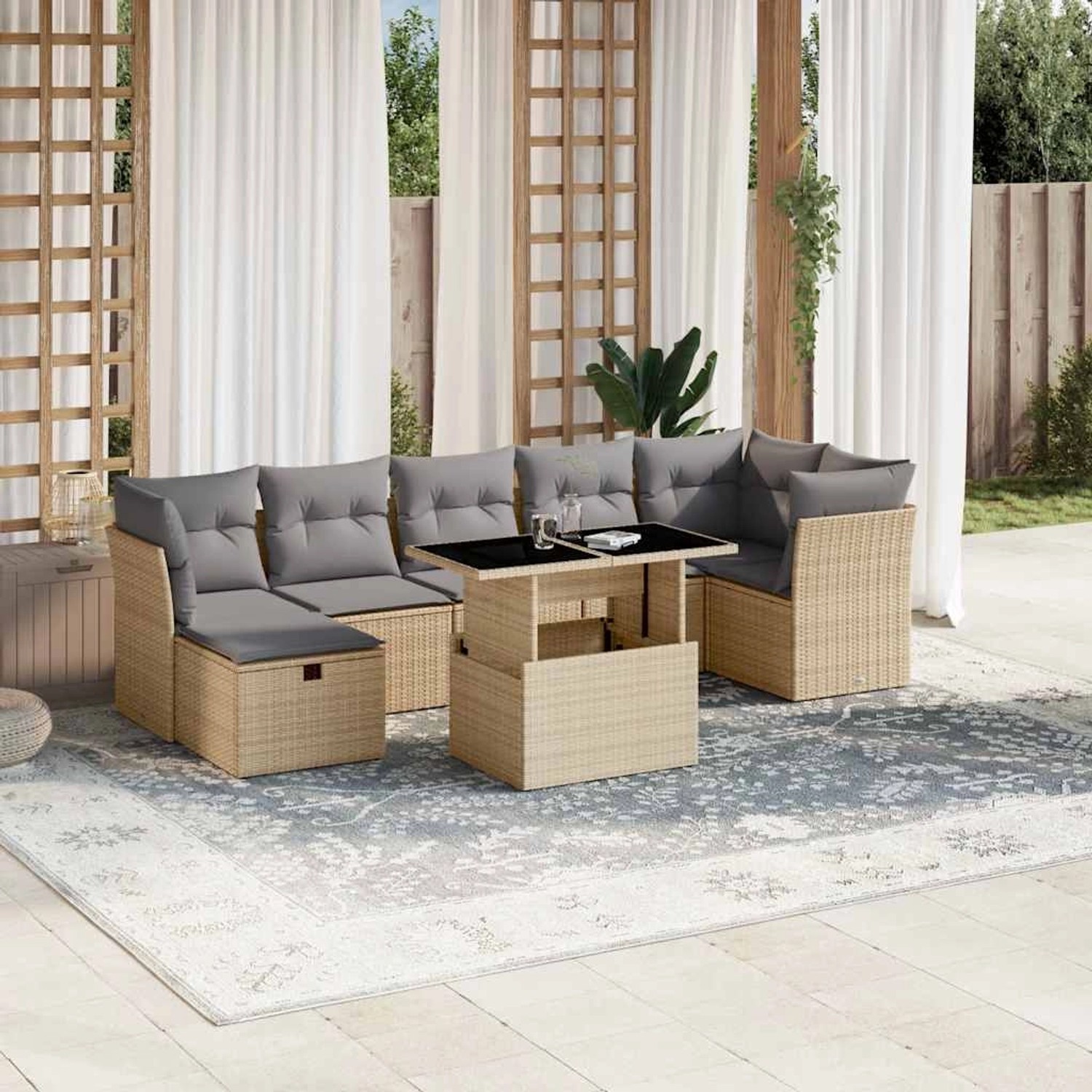 Beige 8-tlg. Garten-Sofagarnitur aus Rattan mit hellgrauen Kissen und Tisch mit Hubfunktion.