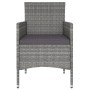 Grauer Gartenstuhl aus Poly Rattan mit dunklem Sitzkissen, Teil der 5-tlg. Essgruppe.