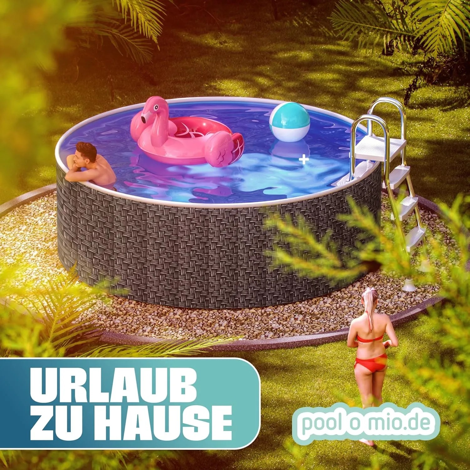 Runder Poolomio Stahlwandpool in Rattanoptik mit Zubehör im Garten.