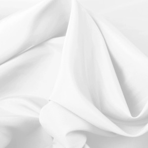 Detailansicht des weißen Flächenvorhangs Ellen (3er Pack) aus Stoff, geeignet als Fenstervorhang.