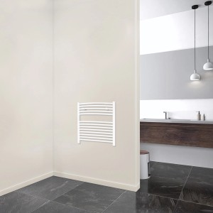 Weißer Schulte Design-Heizkörper Europa mit Anschluss unten im Badezimmer.