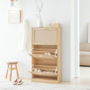 SoBuy Schuhkipper FSR159-N aus Naturholz mit drei Klappen und Schuhen im Flur.