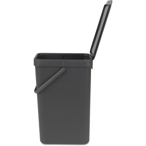 Grauer Brabantia Abfallbehälter Sort & Go, 16 l, mit offenem Deckel und Wandhalterung.
