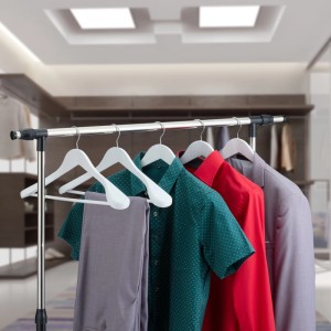 Weißes 5er Set Relaxdays Anzug Kleiderbügel aus Ahornholz mit breiter Schulterauflage und Hosenstange.