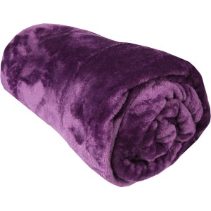 Gerollte, violette Bestlivings Kuscheldecke Celina (220x240 cm).