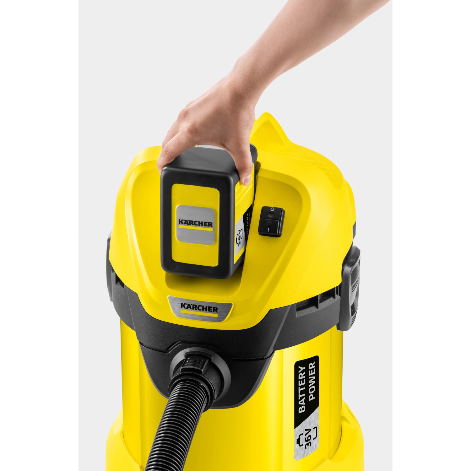 Gelber Kärcher Akku-Mehrzwecksauger WD 3 Battery mit eingesetztem Akku.