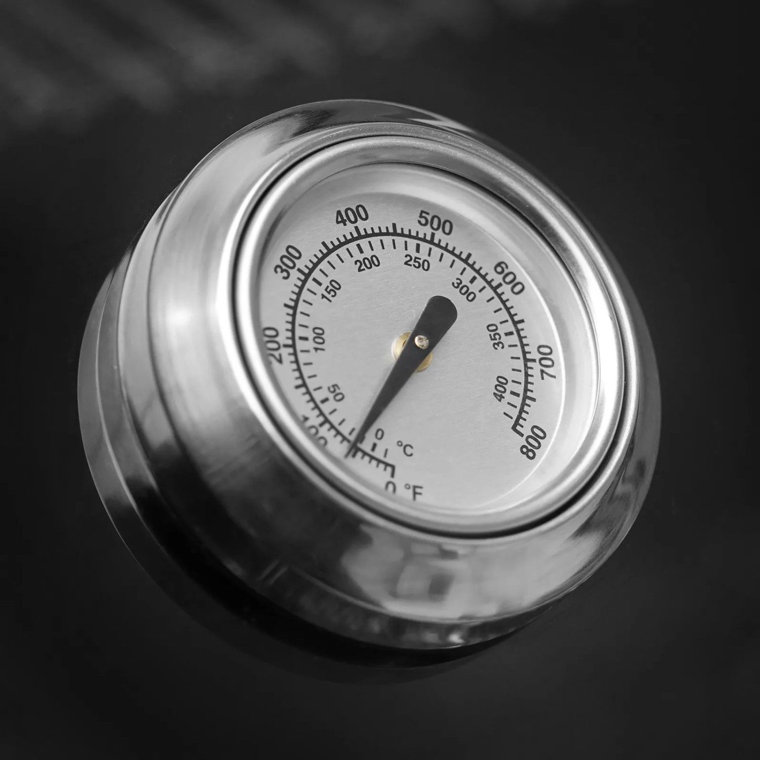 Detailaufnahme: Thermometer im Deckel des Taino Platinum Yamara Dark 4+2 Gasgrills.