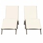 Zwei braune Poly Rattan Sonnenliegen mit cremeweißen Auflagen im Set.