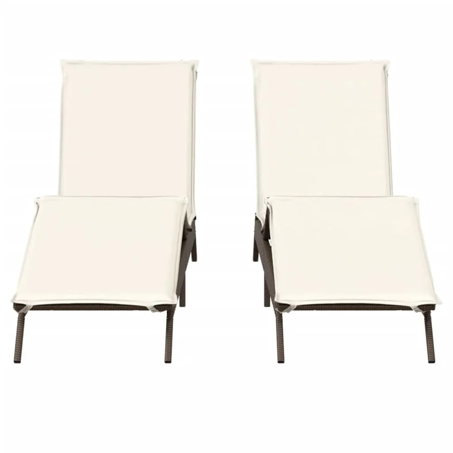 Zwei braune Poly Rattan Sonnenliegen mit cremeweißen Auflagen im Set.