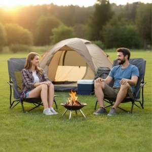 2er Set graue Relaxdays Strandstühle aus Metall, faltbar, mit Zelt im Hintergrund.