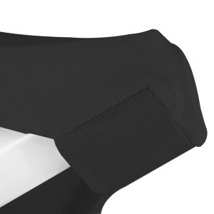 Detail der schwarzen Stretch-Stehtischhusse, verstärkter Fußbereich eng am Tischbein. Optimale Passform.