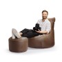 Sitting Point Hocker DotCom mittelbraun mit Person und Kamera auf Sitzsack und Hocker.