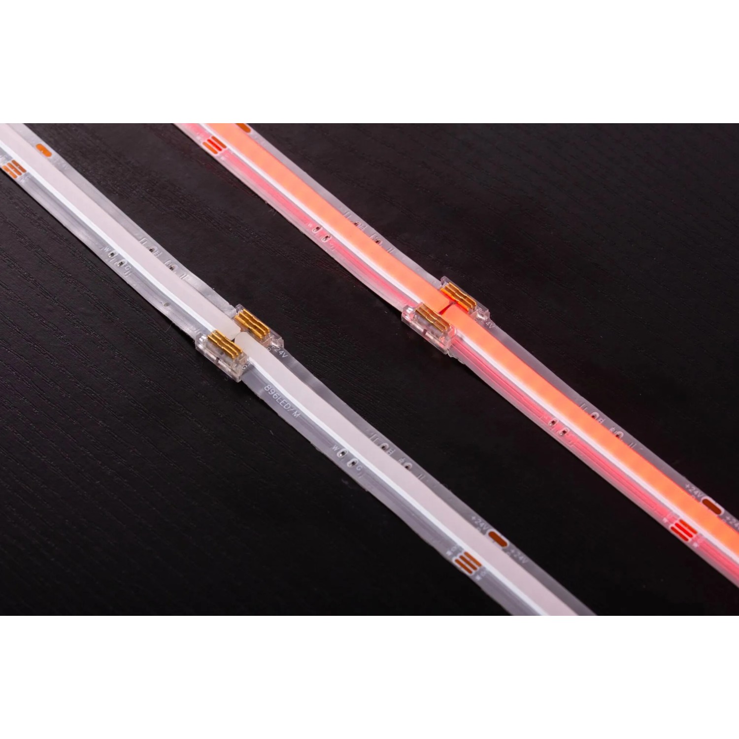 Paulmann MaxLED 1000 RGBW LED-Streifen-Erweiterung. Zwei verbundene Lichtbänder, weiß und orange.
