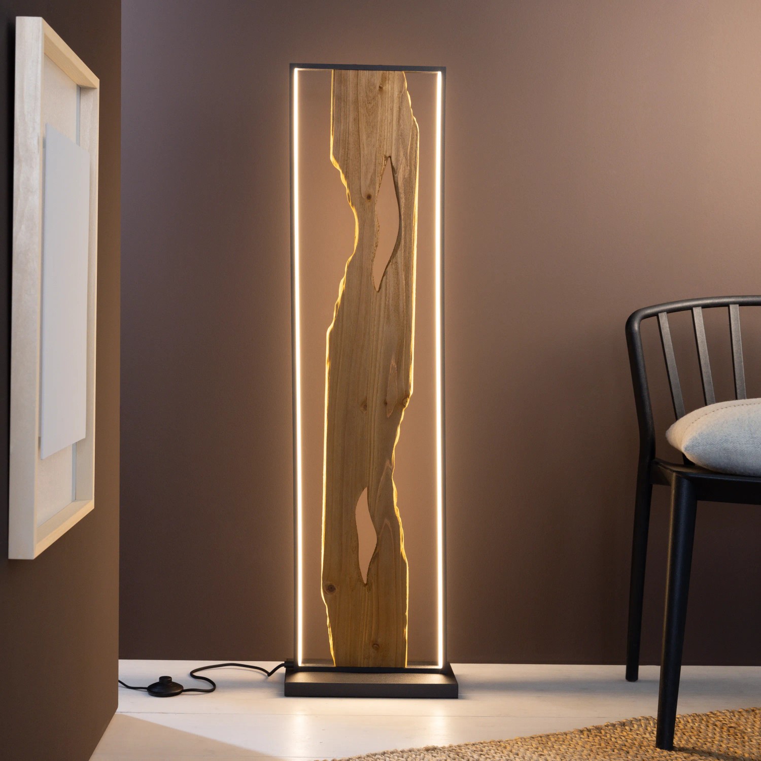 LED-Standleuchte Chaumont, 120 cm, Schwarz/Holz. Designlampe mit warmweißem Licht und Holz-Akzent.