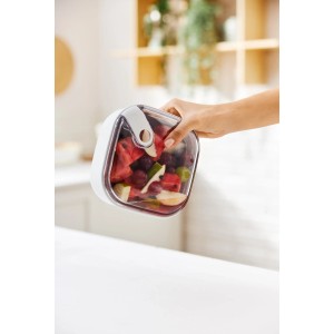 Weiße Rotho Frischhaltedose Ela 1 l mit Obst gefüllt in der Hand gehalten.
