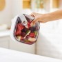 Weiße Rotho Frischhaltedose Ela 1 l mit Obst gefüllt in der Hand gehalten.