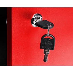Detailaufnahme: Schlüssel im Schloss einer roten Ondis24 Werkbank. Abschließbare Werkstatteinrichtung.