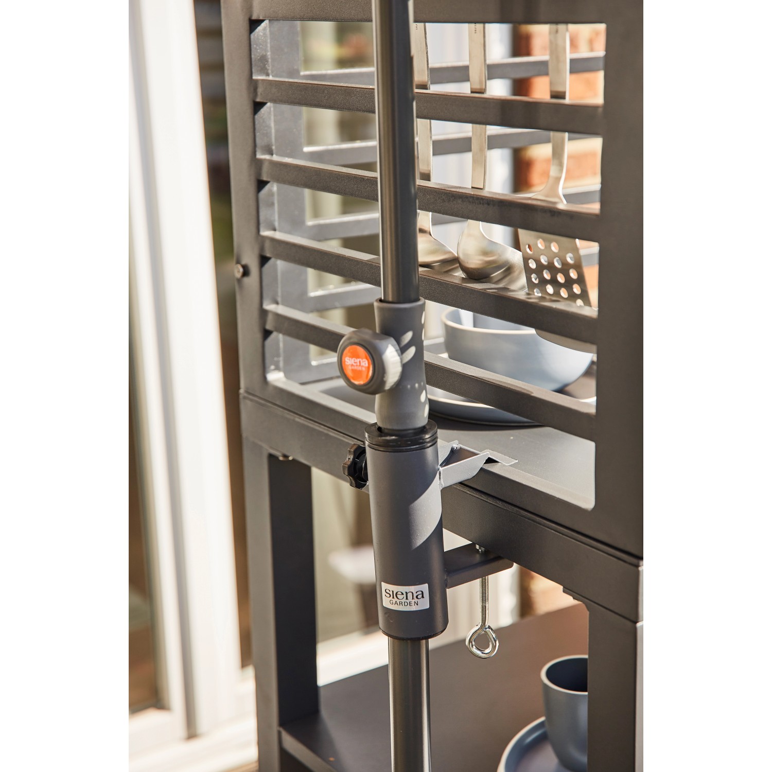 Siena Garden Balkonschirmklammer Avio, anthrazit, für Schirmstöcke Ø 32-48 mm zur Geländerbefestigung.