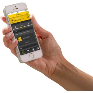 Hand hält Smartphone mit App zur Steuerung der Schellenberg Rollladen Funk-Zeitschaltuhr Premium.