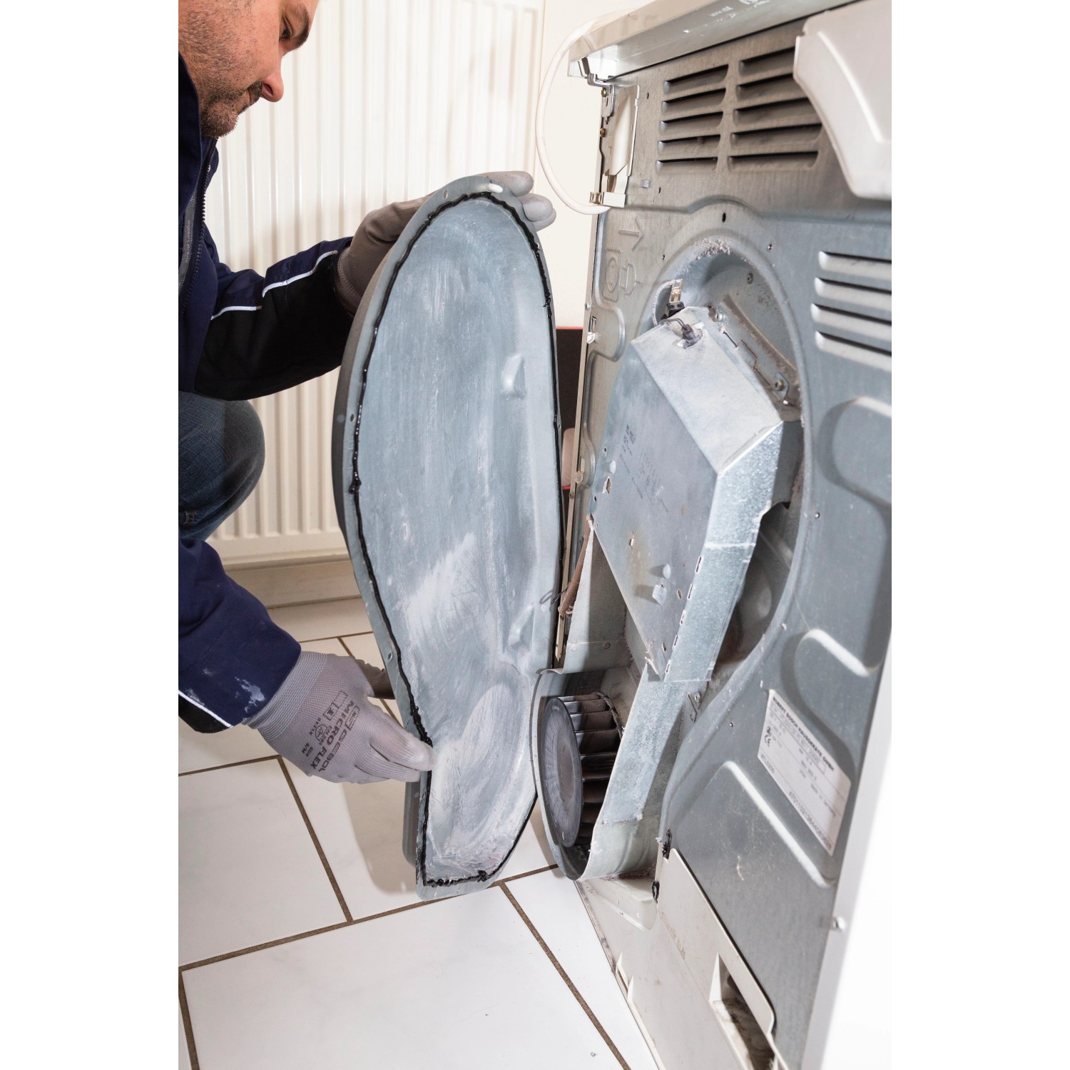 Anwendung von WEICON Black-Seal Dichtung an einem Gerät. Öl- und fettbeständige Dichtmasse in Presspackdose.