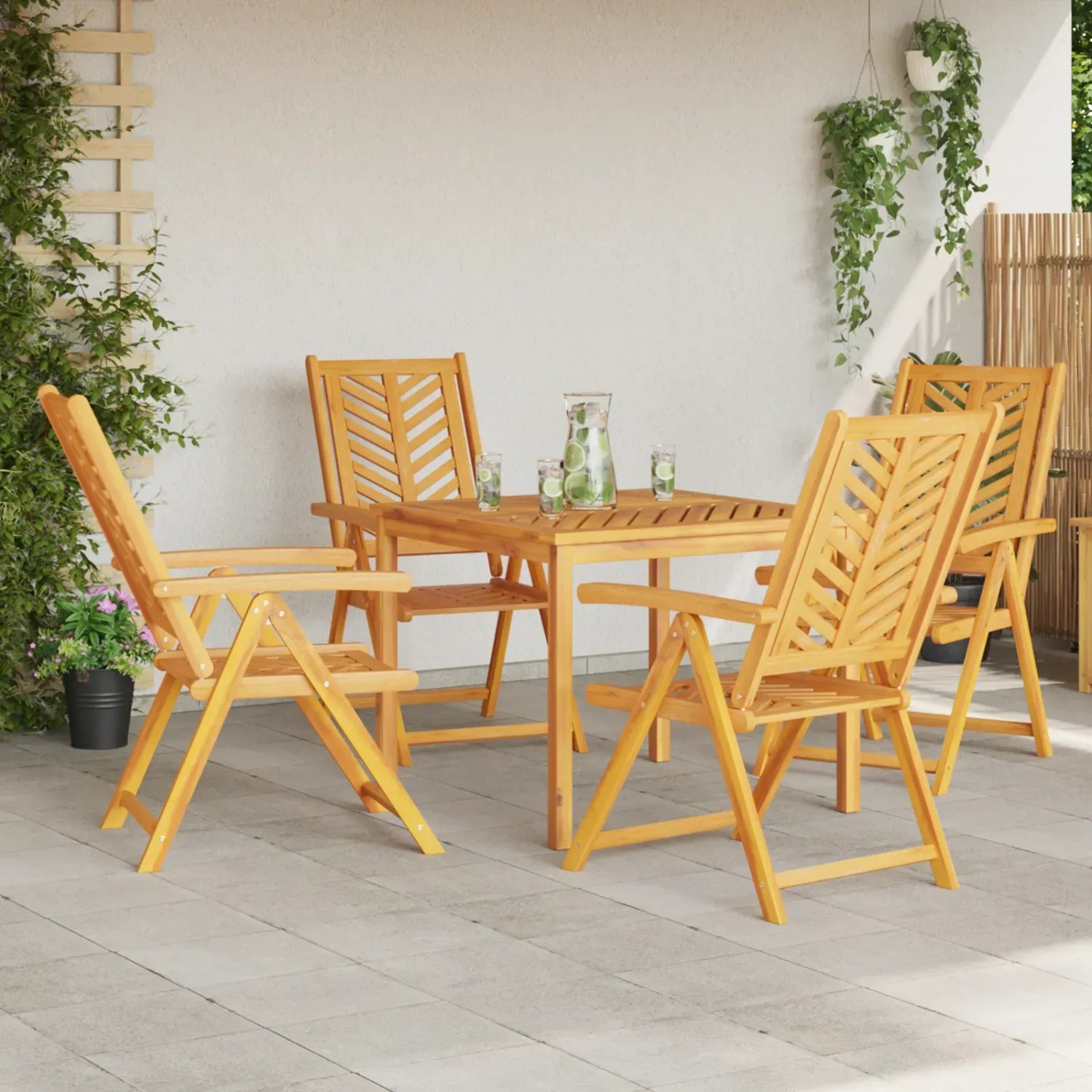 4 verstellbare Gartenstühle aus Akazienholz, braun, mit Armlehnen und dekorativer Rückenlehne.