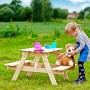 Timbela Kindersitzgarnitur M012-1 aus Holz mit Mädchen und Teddy im Garten.