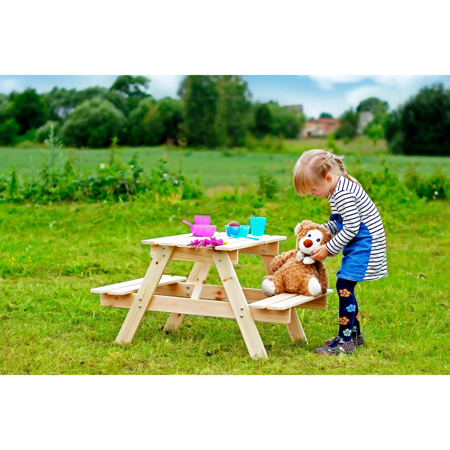 Timbela Kindersitzgarnitur M012-1 aus Holz mit Mädchen und Teddy im Garten.