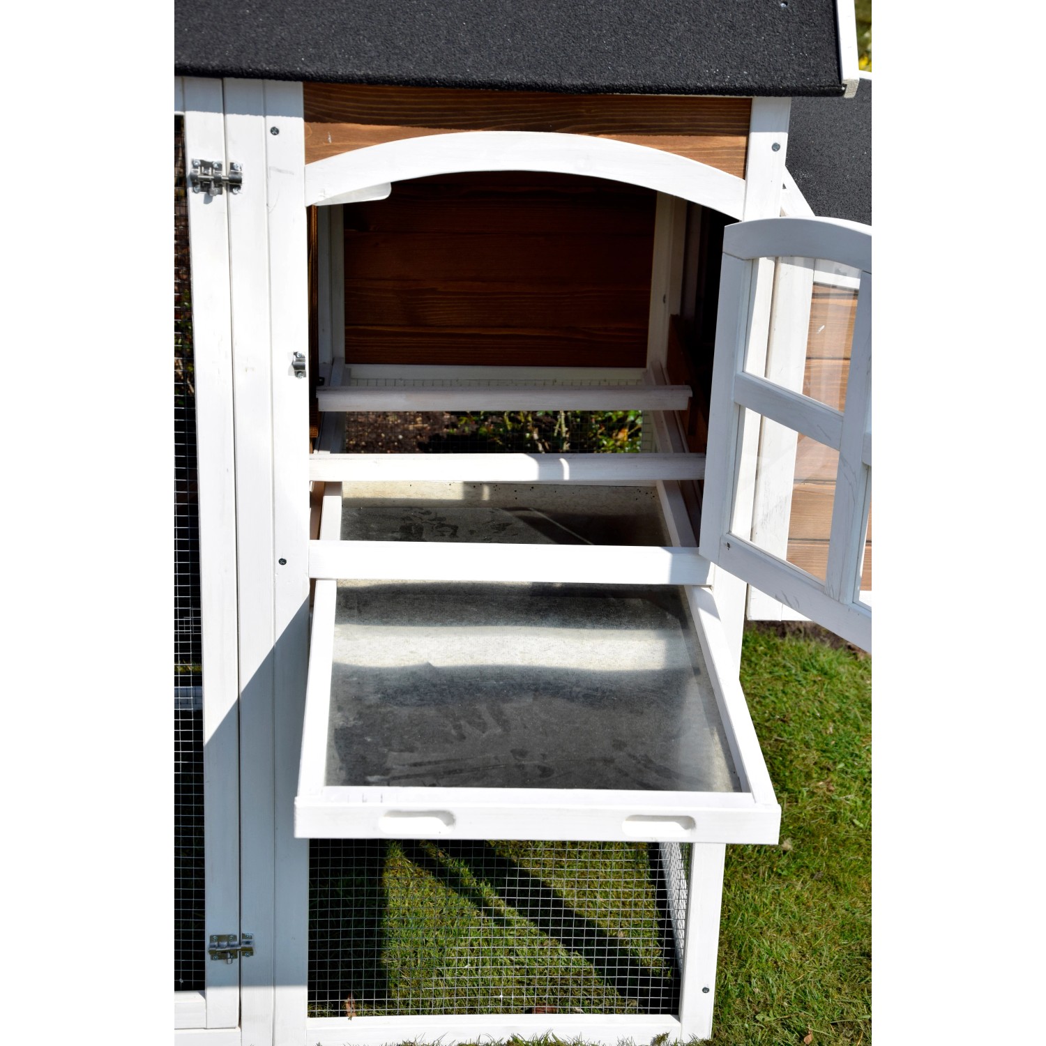 Detailansicht Hühnerstall XL mit Freigehege, offene Tür und Zinkwanne für einfache Reinigung.