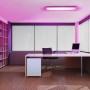 Büro mit Ledvance LED-Deckenleuchte Planon Plus, die in Weiß und RGB leuchtet.