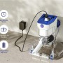 Weißer Gre Akku-Poolsauger 5.000 mAh beim Aufladen. Kabelloser Poolsauger mit Ladegerät.