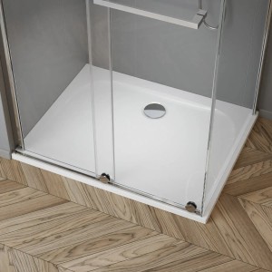 Weiße pianura Duschwanne Emilia aus Mineralguss, 90x75 cm, bodeneben eingebaut.