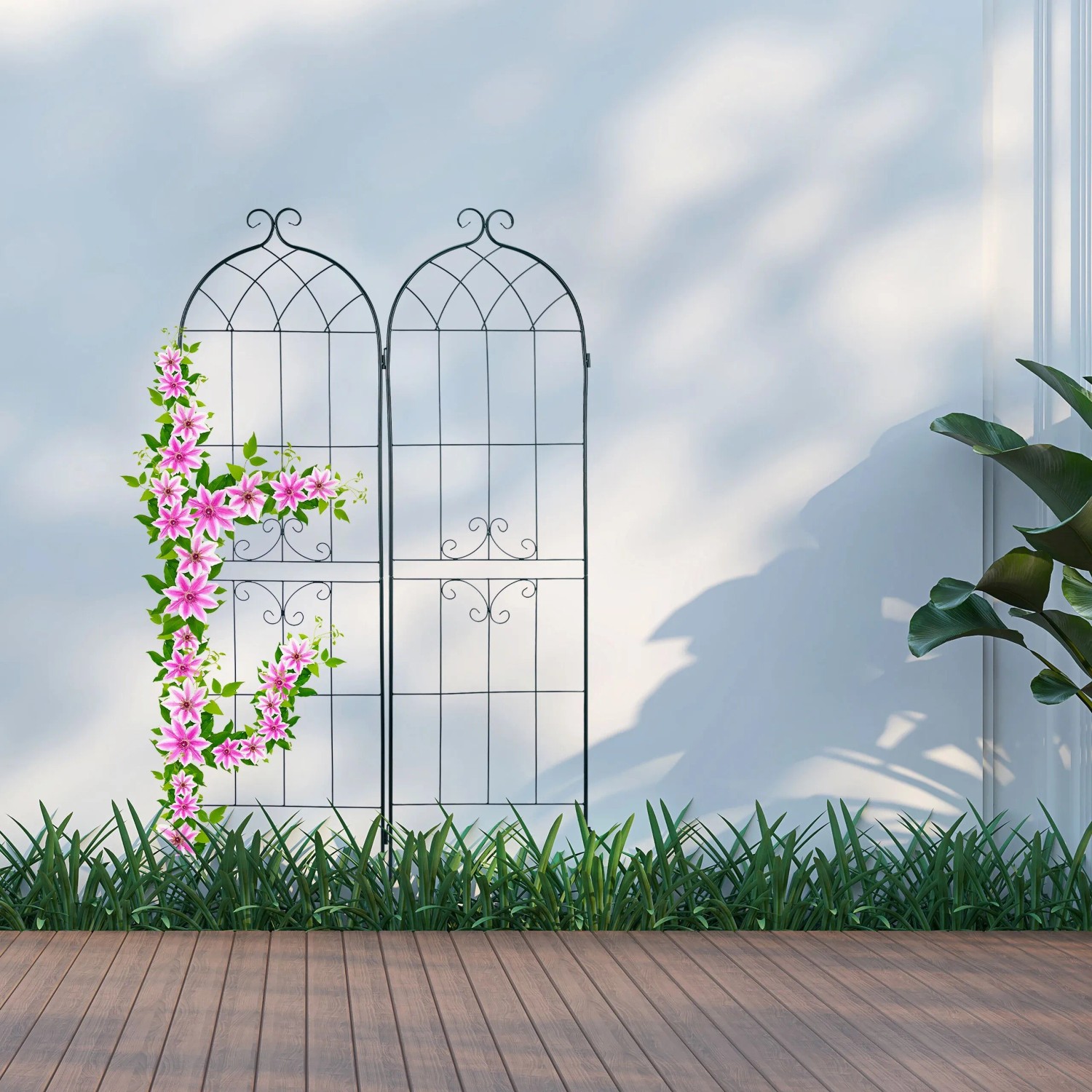 Dunkelgrünes 2er Set Eisen-Rankgitter mit geschwungenen Ornamenten, eines mit rosa Kletterpflanzen. Ideal für Garten & Spalier.
