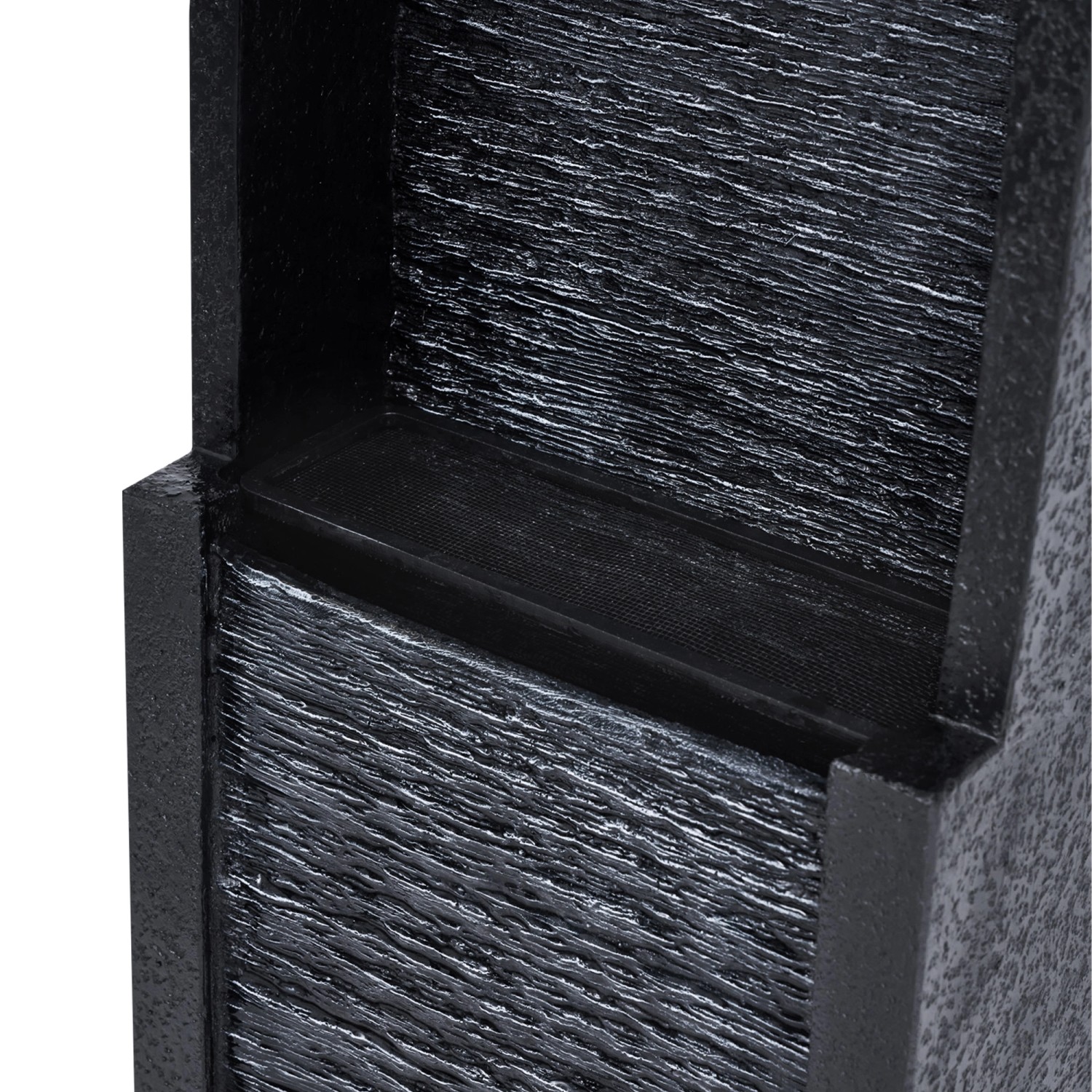 Detailaufnahme: Schwarzer Teamson Home Gartenbrunnen mit strukturierter Oberfläche.