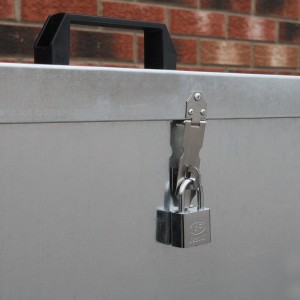 Monstershop Futterbehälter, verzinkt, mit Vorhängeschloss. Ordnung im Garten für Tierfutter.
