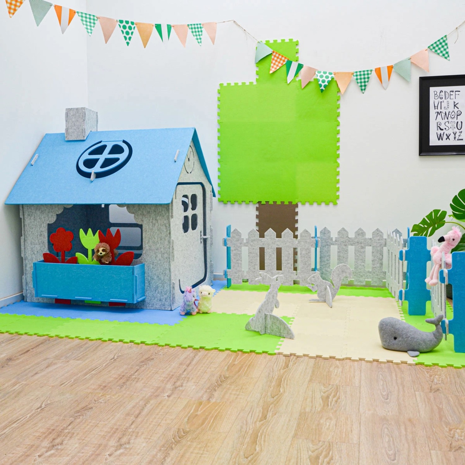 Blaues smalla Kinder Spielhaus aus Filz mit Zubehör wie Zaun, Tieren und Blumen.