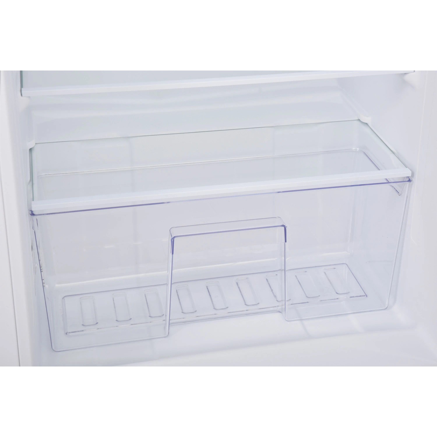 Detailaufnahme: Transparente Gemüseschublade im Telefunken Einbaukühlschrank.