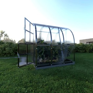 Klasika Gewächshaus Arch 6m² mit geöffneter Tür und 6 mm Polycarbonatabdeckung im Garten.