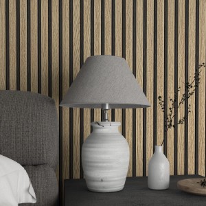 Marburg Vliestapete Botanica 2 mit Holzoptik in Dunkelbraun hinter Nachttischlampe.