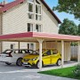 Skan Holz Doppelcarport Wendland Natur mit roter Blende und zwei geparkten Autos.