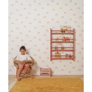 Kinderzimmer mit Little Dutch Vliestapete Little Rainbow White und Regalen.