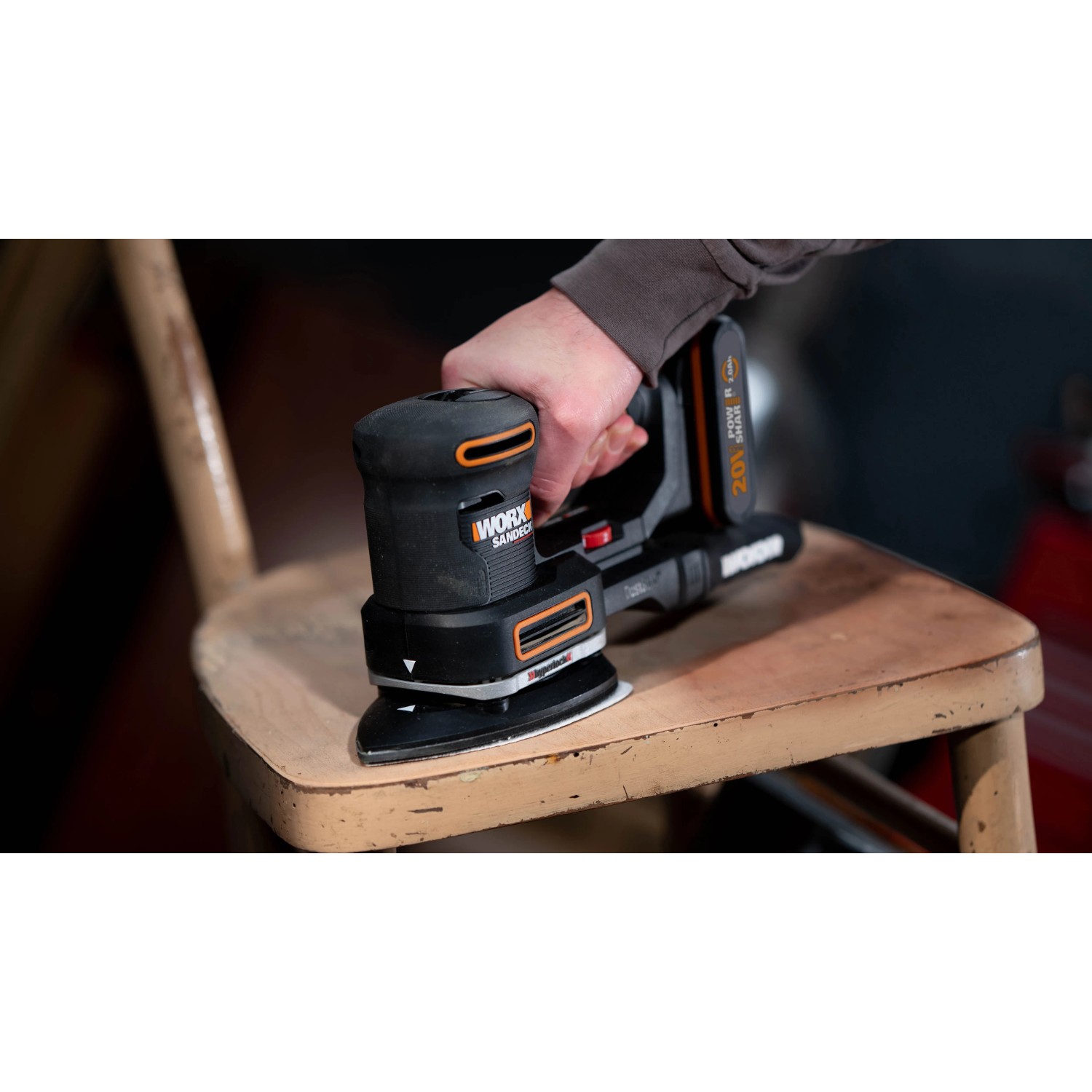 Worx Akku-Multifunktionsschleifer WX820.9 Solo beim Schleifen einer Holzoberfläche.