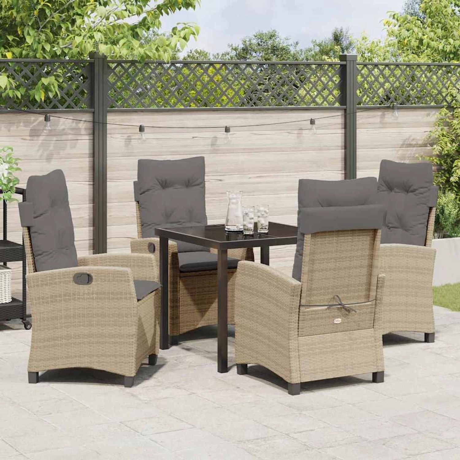 5-teiliges Gartentischset vidaXL aus Poly Rattan in Beige mit grauen Kissen.