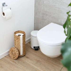 Runder Toilettenpapierhalter aus geflochtener Wasserhyazinthe mit Deckel im Bad. Praktische Aufbewahrung.